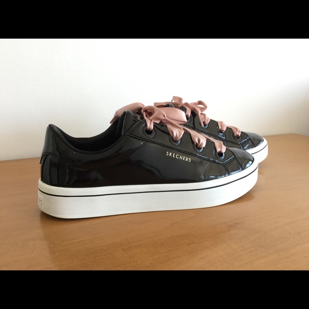 Sketchers women shoes. 9.5.Black.like new